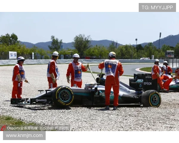 F1赛事新动态：车队争夺激烈 赛季前瞻与车手转会最新消息