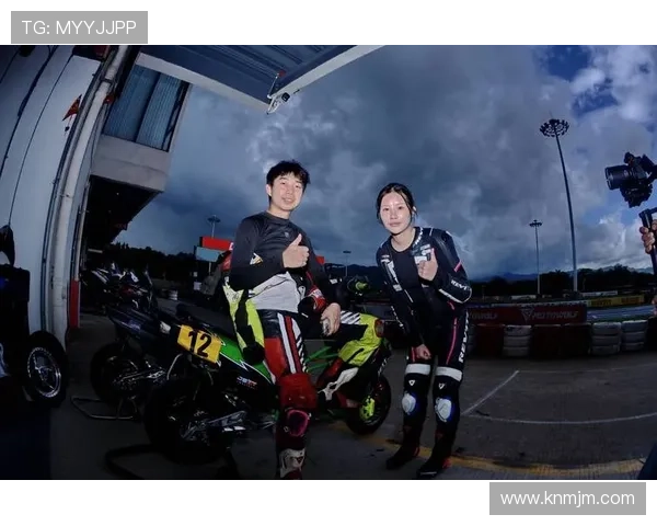 摩托车大奖赛最新动态：战况激烈，车手们争夺年度总冠军荣誉